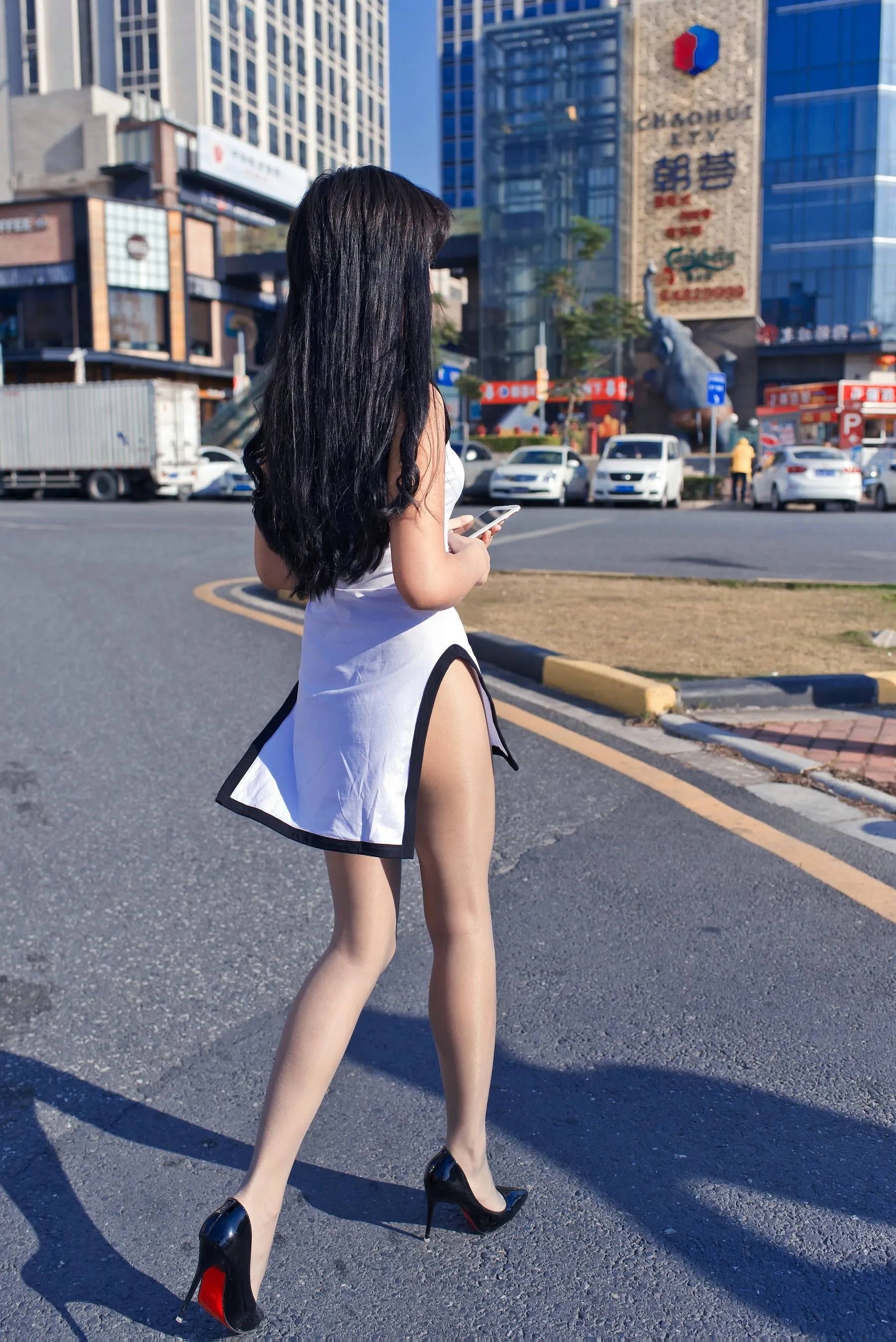 [魔镜街拍] NO.127 白色高跟旗袍肉丝美女 [319P]插图3